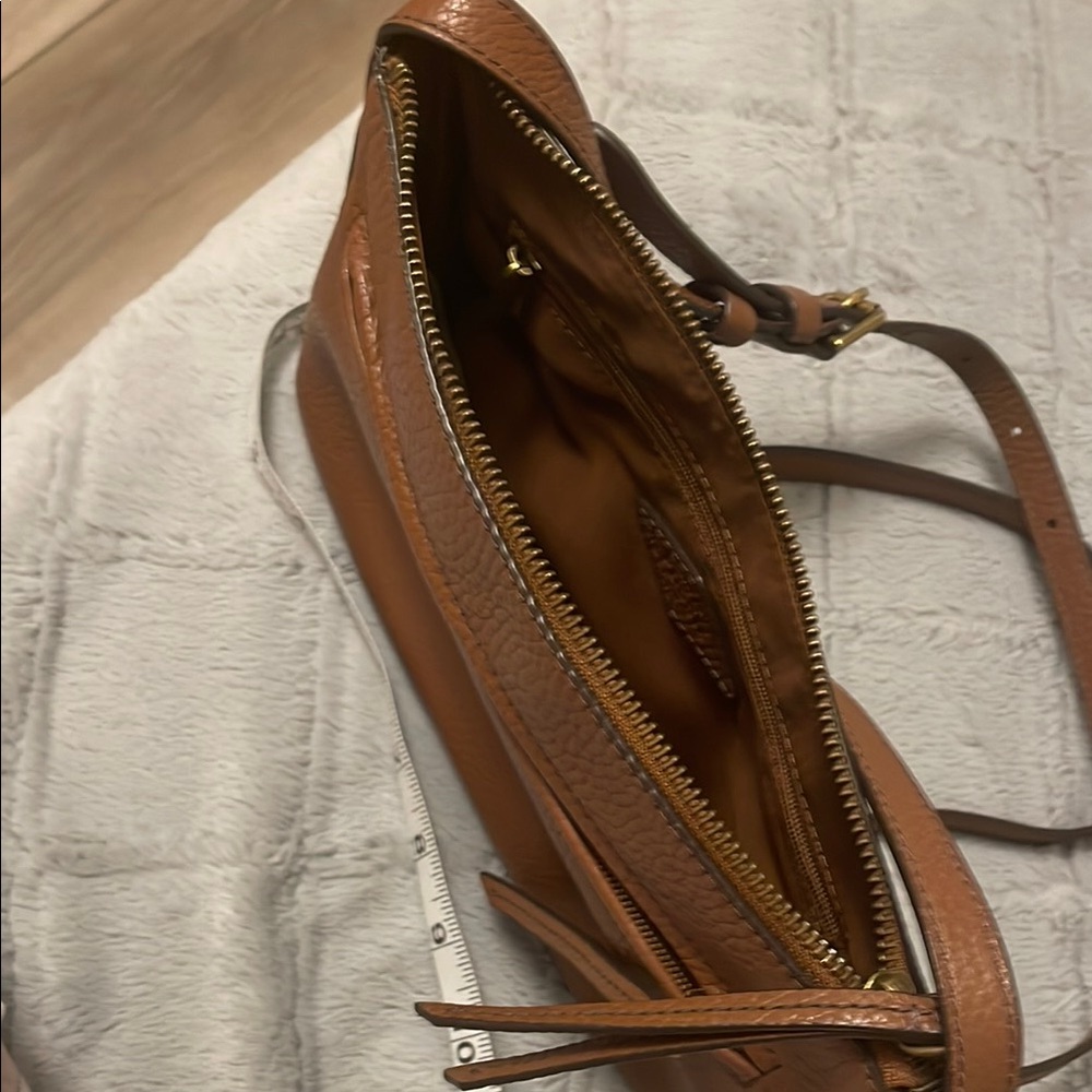 Fossil Brown leather Crossbody Bag with Adjustable Strap and Top Zipper. - Picture 3 of 3